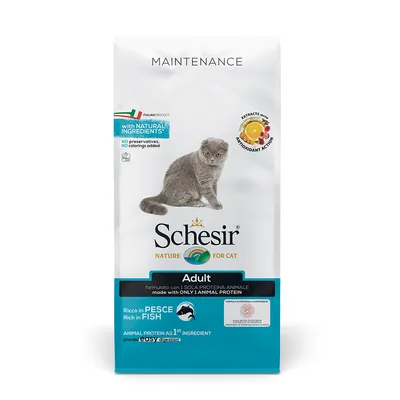 Schesir Nature for Cat Adult, Rich in Fish. with NATURAL INGREDIENTS, NO preservatives, NO colorings added, ANIMAL PROTEIN AS 1st INGREDIENT, obrázek šedé kočky na obalu.
