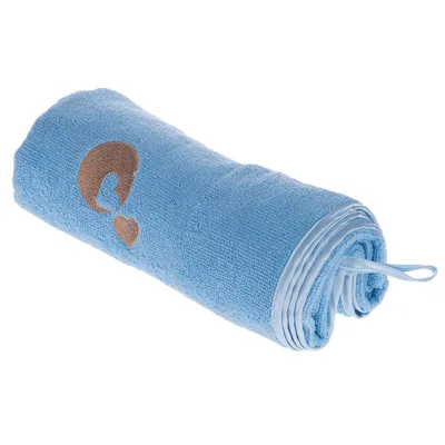 Gerolltes blaues Handtuch mit gesticktem braunem Logo eines Tieres und Herz, inklusive Aufhängeschlaufe.