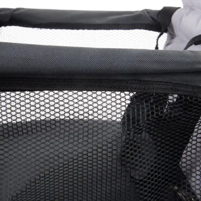 Close-up van zwart netmateriaal, zichtbaar als onderdeel van een product.