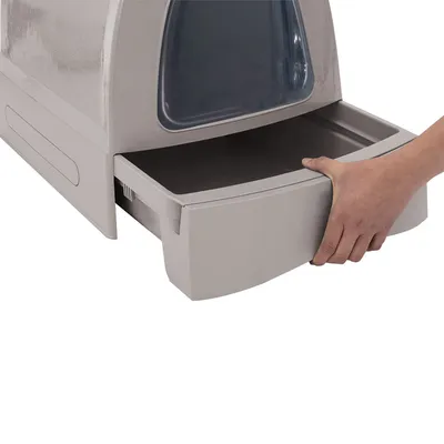 Hand zieht eine Schublade an einer grauen Kunststoffbox heraus, um die einfache Reinigung oder Entleerung zu demonstrieren.