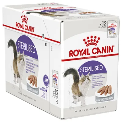 Опаковка Royal Canin Sterilised за котки, 12 х 85 г паучове. Видими са изображение на котка и надпис Loaf-Mousse-Paté.