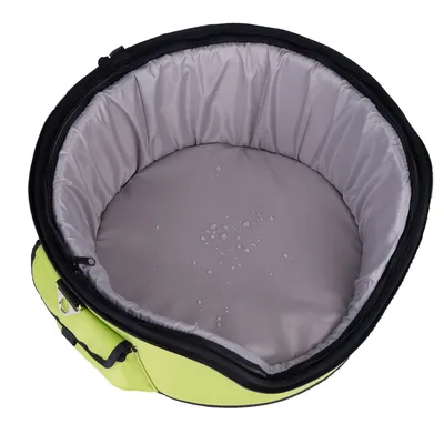 Vue intérieure d’un panier rond pour animal, tissu gris imperméable avec gouttes d’eau visibles, rebords rembourrés, extérieur jaune clair et poignée noire.