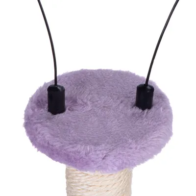 Plateforme recouverte de tissu violet avec deux tiges noires sur un poteau en sisal, partie d’un arbre à chat ou griffoir visible.