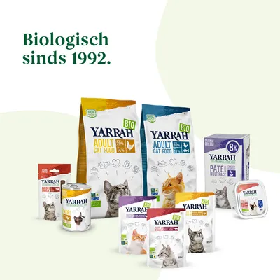 Yarrah BIO kattenvoer assortiment, verpakkingen met teksten zoals 'Adult Cat Food', 'Paté Multipack', 'Mini Snack' en 'Biologisch sinds 1992.' zichtbaar op de achtergrond.