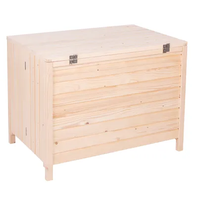 Coffre rectangulaire en bois clair avec couvercle à charnières métalliques, surface lisse et panneaux horizontaux visibles.