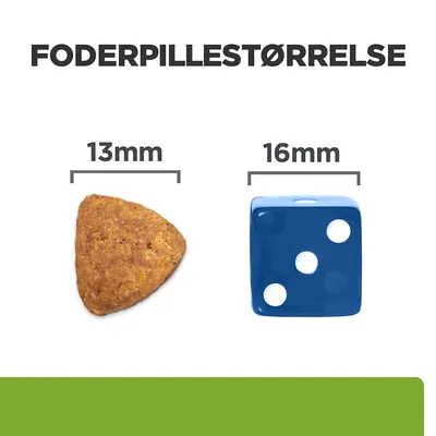 Foderpillestørrelse: trekantet foderpille 13 mm ved siden af blå terning 16 mm. Sammenligning af størrelser for bedre overblik ved køb.