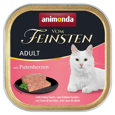 Animonda Vom Feinsten Adult корм для кошек с сердцами индейки, изображение белой кошки и поданного корма на черной тарелке.