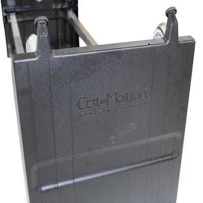 Cat in Motion MADE IN GERMANY impresso su superficie nera in plastica con ruote visibili sul lato superiore.