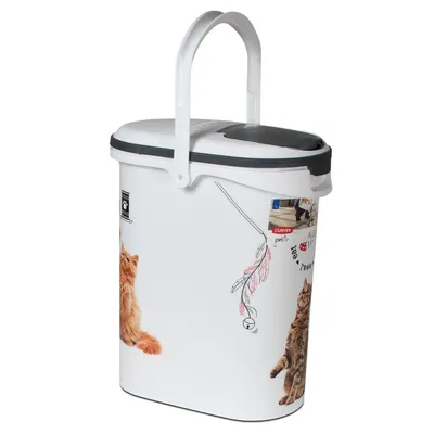Witte voercontainer met kattenmotieven, zwarte deksel en draaggreep. Merk Curver zichtbaar aan de voorkant.