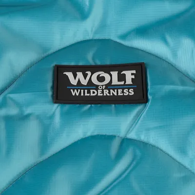 Wolf of Wilderness logo na modré látce.