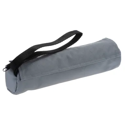 Šedý látkový dummy s černým popruhem, vhodný pro tréninkové účely.