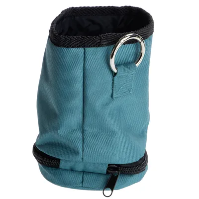 Türkise Tasche aus Stoff mit schwarzem Reissverschluss und silbernem Metallring, geeignet für Zubehör oder Aufbewahrung.