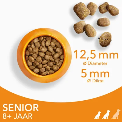 Hondenbrokken in oranje bak, tekst: SENIOR 8+ JAAR, diameter 12,5 mm, dikte 5 mm. Brokjes en afmetingen duidelijk zichtbaar.