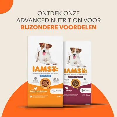 Twee zakken IAMS hondenvoer, links 'Light in fat' met verse kip 12 kg, rechts 'Sensitive Digestion' met kalkoen 12 kg. Tekst: Ontdek onze advanced nutrition voor bijzondere voordelen.