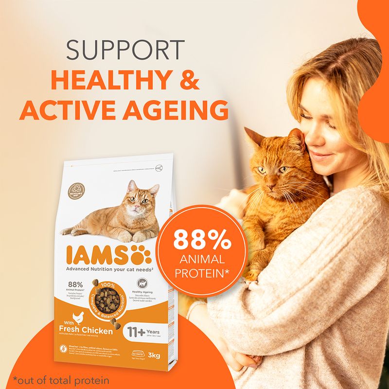 IAMS krmivo pre mačky 11+ rokov s čerstvým kuracím, 3 kg balenie, 88 % živočíšnych bielkovín. Text: Support healthy & active ageing, 100 % kompletné a vyvážené.