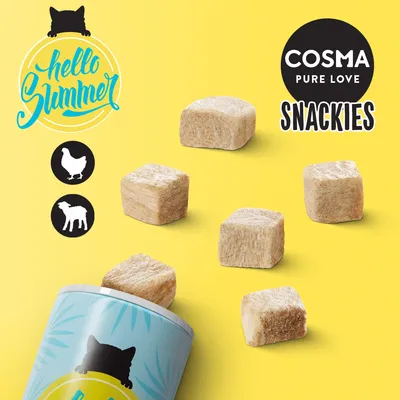 Cosma Pure Love Snackies. Fagyasztva szárított snack macskáknak csirkével és báránnyal. Nyári dizájnú csomagolás sárga háttérrel.