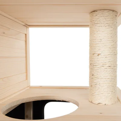 Klösträd av ljust trä med klösstolpe lindad med sisal och rund öppning för åtkomst mellan nivåerna.
