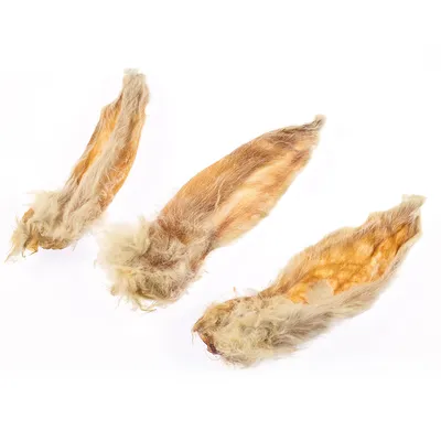 Tři sušené králičí uši s chlupy, přírodní žvýkací pamlsky pro domácí mazlíčky.