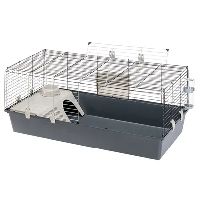 Kleintierkäfig mit Metall-Gitterwänden, grauer Kunststoffwanne, integriertem Häuschen und Trinkflasche. Zwei Türen für Zugang oben und seitlich.
