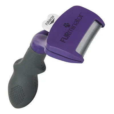 FURminator nástroj na péči o srst s fialovou hlavicí a ergonomickou rukojetí, viditelné tlačítko FurEjector.