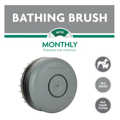 FURminator Bathing Brush, grå børste med tekst: BATHING BRUSH, MONTHLY Shampoo and condition, ALL SIZES, ALL HAIR TYPES. Velegnet til alle størrelser og pelstyper. Tekst på engelsk.
