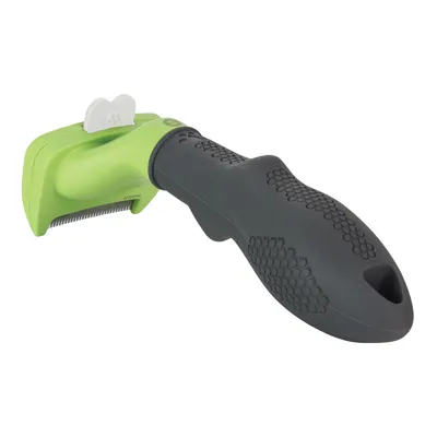 Cepillo para mascotas con mango negro antideslizante y cabezal verde, púas metálicas visibles. Botón blanco en la parte superior del cabezal.
