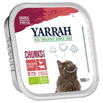 Yarrah BIO-ORGANIC SINCE 1992, CHUNKS WITH CHICKEN & BEEF, WITH PARSLEY & THYME, BIO ORGANIC, GRAIN FREE RECIPE, 100 g. Kattefoder i bakke med billede af kat.