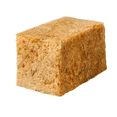 Bruin blok van geperst materiaal, mogelijk een snack of voedingssupplement voor dieren.