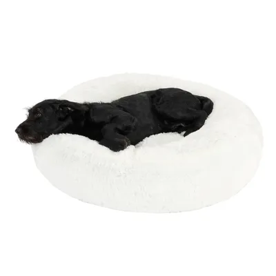 Zwarte hond liggend op een ronde, witte pluche hondenmand. Materiaal: stof. Mand en hond volledig zichtbaar tegen witte achtergrond.