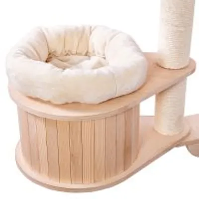 Tiragraffi in legno chiaro con cuccia rotonda imbottita color crema e colonna rivestita in sisal visibile.