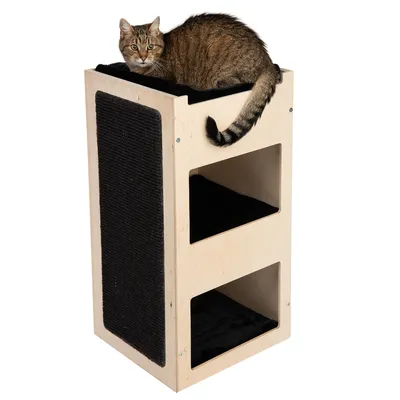 Kočka leží na horní ploše dřevěného škrabadla s černou škrabací plochou a dvěma otvory pro odpočinek uvnitř.