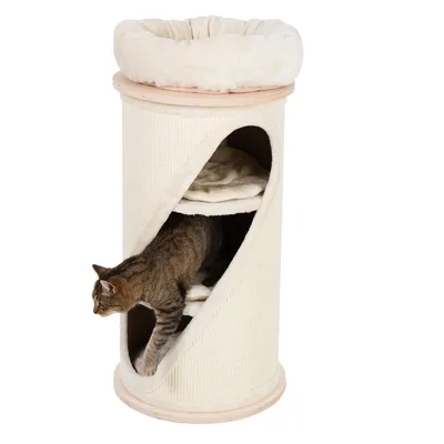 Kratzbaum in zylindrischer Form mit mehreren Ebenen und gepolsterten Liegeflächen. Katze verlässt eine der Öffnungen.