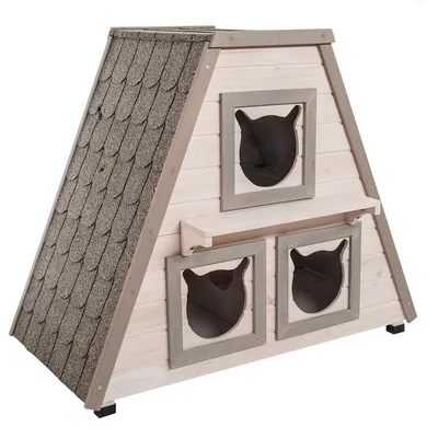Driehoekig houten huis met drie kattenvormige ingangen, shingles dak en kleine plank. Geschikt als schuilplaats of rustplek.