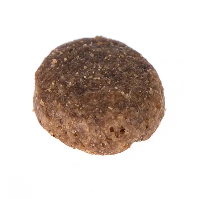 Primo piano di una crocchetta marrone, rotonda, con consistenza granulosa.
