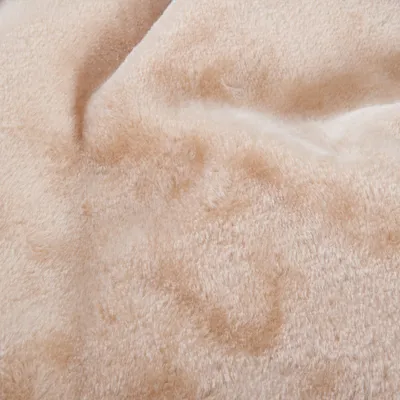 Nahaufnahme eines beigen, weichen Plüschmaterials, geeignet für Haustierprodukte wie Betten oder Decken.