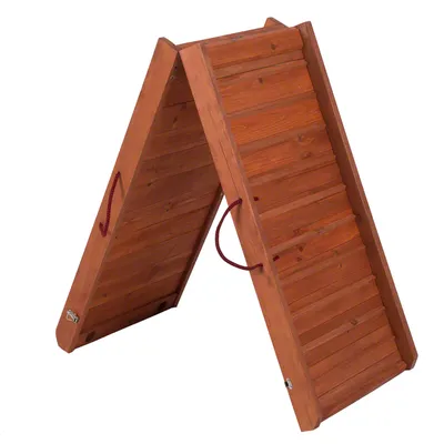 Trærampe med foldbart design og røde bærehåndtag, egnet til kæledyr eller andre formål.