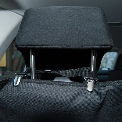 Svart bilsätesskydd med fästremmar och clips vid nackstödet. Skydd för bilsäten mot smuts eller djurhår.