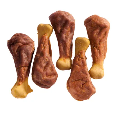 Fem hundgodisbitar formade som kycklingben, med ljusbrun botten och mörkare brun ovandel. Ingen synlig text eller varumärke.