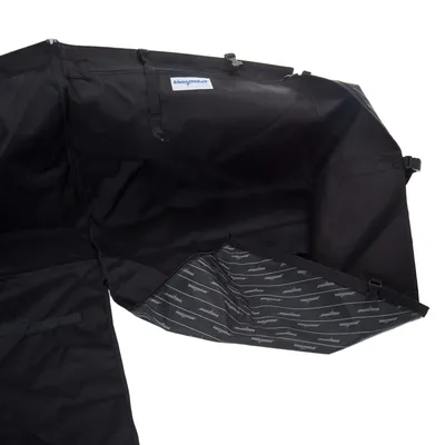 Svart skyddsmatta från Kleinmetall med förstärkta sidor och kardborrstängning, lämplig för bagageutrymmet. Innerfoder med Kleinmetall-logotyp.