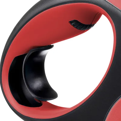 Primo piano dell'impugnatura in plastica nera e rossa con pulsante zigrinato, parte di un guinzaglio avvolgibile per pet.