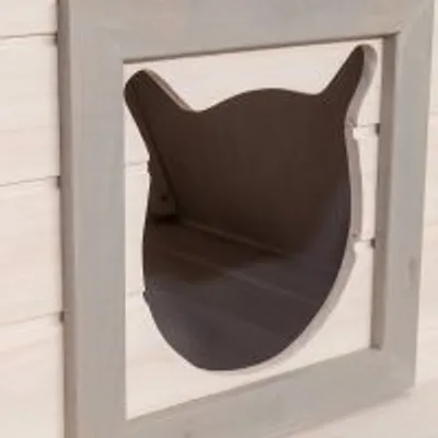 Indgang med kattehovedformet åbning i træramme, set udefra. Træmateriale og inderside af hus synlig gennem åbningen.