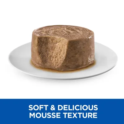 Porcija paštete za kućne ljubimce na bijelom tanjuru, tekst ispod slike: SOFT & DELICIOUS MOUSSE TEXTURE (tekst na engleskom jeziku).