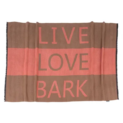 Manta com inscrição 'LIVE LOVE BARK' em castanho e vermelho.