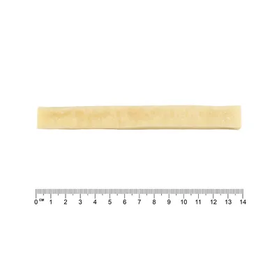 Žvečilni prigrizek podolgovate oblike, dolžina približno 14 cm, z merilom za prikaz velikosti.