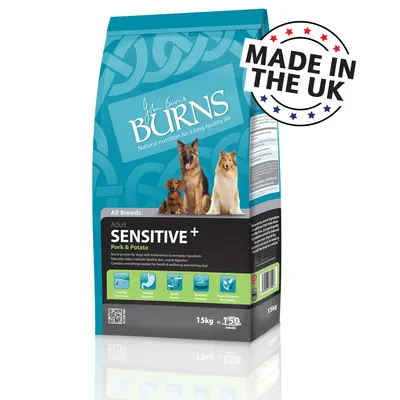 Burns Adult Sensitive+ Pork & Potato hundefoder, 15 kg pose. Tekst: Natural nutrition for a long healthy life, Made in the UK. Billede af tre hunde på emballagen.