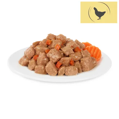 Close-up of wet food with meat pieces and carrots on a plate. Chicken symbol in the top right.