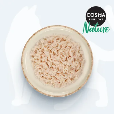 Cosma Pure Love Nature. Schüssel mit zerkleinertem Hühnerfleisch, natürliche Zutaten für Katzenfutter.