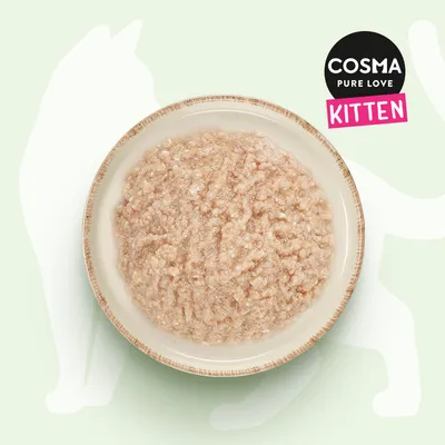 Cosma Pure Love Kitten. Schale mit feinem Nassfutter für Kätzchen, beige Farbe, vor grünem Hintergrund mit Katzen-Silhouette.