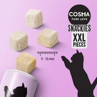 COSMA PURE LOVE SNACKIES XXL PIECES, kostki o wymiarach 9–16 mm, ilustracja przysmaku dla kota oraz opakowania z sylwetką kota na fioletowym tle.