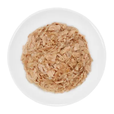 Assiette blanche contenant de la nourriture humide pour animaux, morceaux effilochés de viande ou poisson en sauce, sans emballage ni marque visible.
